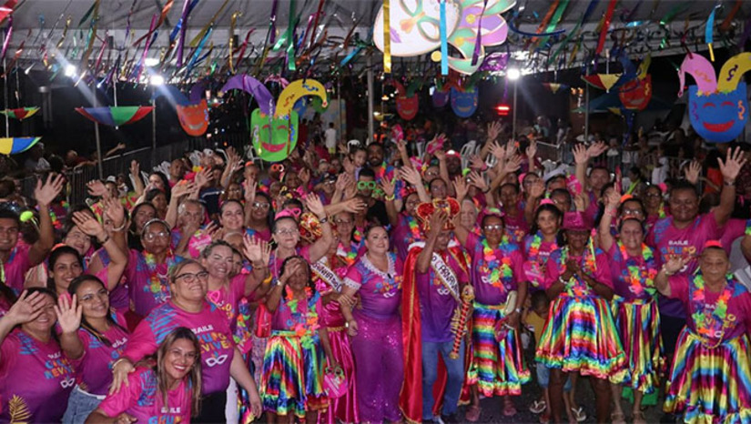 Imagem 1 -  A festa começa às 19h com o Baile da Melhor Idade, com o grupo de Idosos Reviver, ao som do artista da terra Tony Dilmar. Para este ano, a festa tem como tema noite cigana e durante o evento, será escolhido o Rei e a Rainha da Melhor Idade. O baile acontece em frente à Secretaria de Assistência Social. Após o baile, às 21h é a vez do Encontro de Blocos com a Banda Bota Pra Torar no Largo da Rodoviária que promete tomar as ruas com muita energia, cores e animação. A prefeitura de Grossos confirma que a festa contará com uma superestrutura, pensada para oferecer conforto ao público, segurança reforçada, equipes de saúde e base descentralizada do SAMU, fortalecendo o turismo e movimentando a economia local.