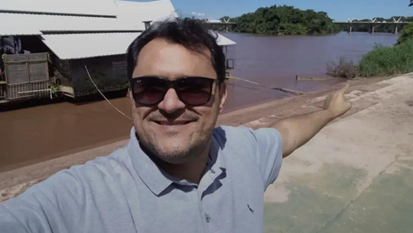 Imagem 1 - Euriclides foi morto a tiros no dia 23 de junho de 2019, no Centro da cidade de Apodi. O crime foi praticado por Patrício Raimundo da Costa Sousa Junior, o Júnior Pikachu (mandante) e Francisco Patrícios de Freitas Filho (atirador). Os dois já estão condenados a 16 anos cada. Layla Sales era namorada de Pikachu e também figura no processo como mandante. O julgamento de Layla Sales aconteceu no dia 12 de novembro de 2025, seis anos após o crime. Na ocasião, o corpo de jurados a condenou a 19 anos e 3 meses de prisão, decretado a prisão preventiva de imediato para o início do cumprimento da pena. Com a decisão do TJRN, anulando o júri e terminando outro, Layla Sales foi posta em liberdade. Imagem 1 - Euriclides foi morto a tiros no dia 23 de junho de 2019, no Centro da cidade de Apodi. O crime foi praticado por Patrício Raimundo da Costa Sousa Junior, o Júnior Pikachu (mandante) e Francisco Patrícios de Freitas Filho (atirador). Os dois já estão condenados a 16 anos cada. Layla Sales era namorada de Pikachu e também figura no processo como mandante. O julgamento de Layla Sales aconteceu no dia 12 de novembro de 2025, seis anos após o crime. Na ocasião, o corpo de jurados a condenou a 19 anos e 3 meses de prisão, decretado a prisão preventiva de imediato para o início do cumprimento da pena. Com a decisão do TJRN, anulando o júri e terminando outro, Layla Sales foi posta em liberdade.