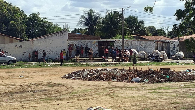 Imagem 1 - Vítima conhecida por Alexsandro estava numa motocicleta emprestada. Os suspeitos do crime teriam fugido numa moto. O caso será investigado pela Divisão de Homicídios e Proteção a Pessoa de Mossoró-RN. Este é o décimo terceiro registro de Conduta Violenta Letal e Intencional em Mossoró no ano de 2026. Imagem 1 - Vítima conhecida por Alexsandro estava numa motocicleta emprestada. Os suspeitos do crime teriam fugido numa moto. O caso será investigado pela Divisão de Homicídios e Proteção a Pessoa de Mossoró-RN. Este é o décimo terceiro registro de Conduta Violenta Letal e Intencional em Mossoró no ano de 2026.