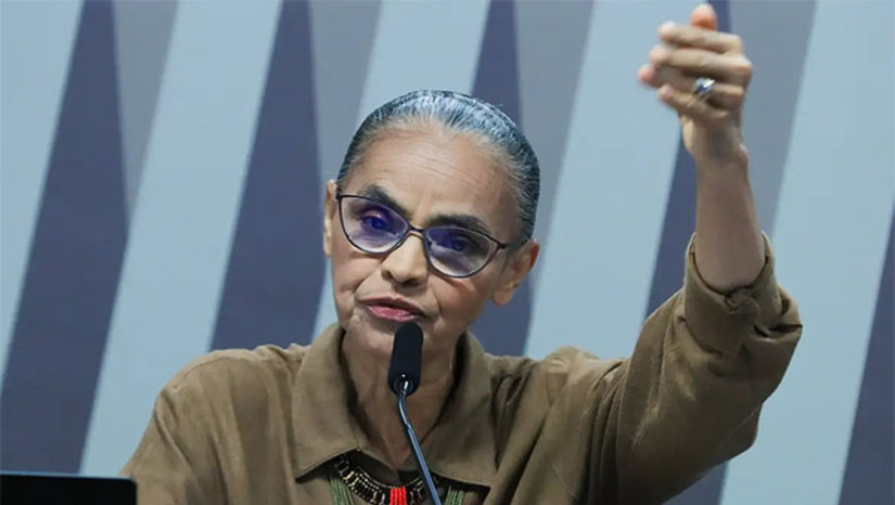 Imagem 1 - Na quinta-feira à tarde, a ministra do Meio Ambiente , Marina Silva (PT), teve uma conversa bem franca com o presidente Lula da Silva no Palácio. Nada sobre o imbróglio da licença ambiental para exploração de petróleo na Foz do rio Amazonas no Amapá. Ela quer aval dele para se candidatar ao senado por São Paulo. Mas só se lança se tiver seu apoio declarado. Lula, no melhor jeito de sempre, ficou de pensar. Expoente política do Acre, Marina perdeu o timing da articulação política na sua terra natal e quer migrar para novas paragens (e novos eleitores) não está sozinha na luta. A ministra Simone Tebet também pretende trocar o seu Mato Grosso do Sul por São Paulo, e sair a deputada ou senadora – mas também que seja numa chapa forte apoiada pelo Barba. Imagem 1 - Na quinta-feira à tarde, a ministra do Meio Ambiente , Marina Silva (PT), teve uma conversa bem franca com o presidente Lula da Silva no Palácio. Nada sobre o imbróglio da licença ambiental para exploração de petróleo na Foz do rio Amazonas no Amapá. Ela quer aval dele para se candidatar ao senado por São Paulo. Mas só se lança se tiver seu apoio declarado. Lula, no melhor jeito de sempre, ficou de pensar. Expoente política do Acre, Marina perdeu o timing da articulação política na sua terra natal e quer migrar para novas paragens (e novos eleitores) não está sozinha na luta. A ministra Simone Tebet também pretende trocar o seu Mato Grosso do Sul por São Paulo, e sair a deputada ou senadora – mas também que seja numa chapa forte apoiada pelo Barba.