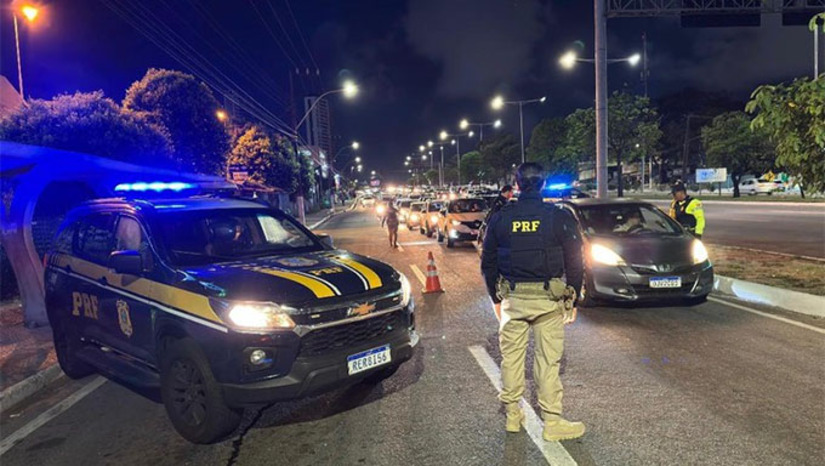 Imagem 1 -  Os mandados foram cumpridos nas cidades de Apodi/RN, Natal/RN, Goianinha/RN e Mossoró/RN. Em Apodi, na noite de sexta, 13, um mossoroense de 45 anos foi preso por não pagar pensão em Mossoró-RN.  Já na manhã de sábado (14), às 08h28, no km 95 da BR-101, um homem de 56 anos, em Natal. Ainda na tarde de sábado, a PRF prendeu um homicida paraibano na BR 101, em Goianinha-RN.  Em Mossoró-RN, no mesmo horário, a PRF prendeu o motorista de ônibus por ordens judicial por espancar a mulher.