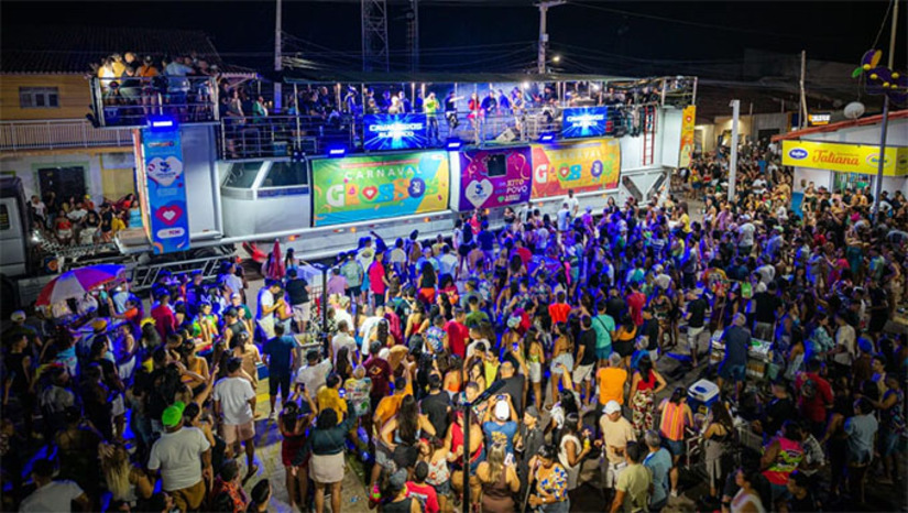Imagem 1 - A festa começa às 17h com Dan Ventura, que comanda o arrastão no Trio Metrô, levando energia e muito agito aos foliões. Às 20h, é a vez de Yure e os Barões, que sobem ao palco no Largo da Rodoviária com um show preparado especialmente para o público do carnaval. A animação segue até a noite com mais um grande arrastão no Trio Metrô, às 23h, comandado por Luanderson, garantindo que ninguém fique parado. Durante o intervalo dos shows, o público contará ainda com a apresentação de Juninho Swing 7, no palco alternativo, mantendo o clima de festa do início ao fim. Imagem 1 - A festa começa às 17h com Dan Ventura, que comanda o arrastão no Trio Metrô, levando energia e muito agito aos foliões. Às 20h, é a vez de Yure e os Barões, que sobem ao palco no Largo da Rodoviária com um show preparado especialmente para o público do carnaval. A animação segue até a noite com mais um grande arrastão no Trio Metrô, às 23h, comandado por Luanderson, garantindo que ninguém fique parado. Durante o intervalo dos shows, o público contará ainda com a apresentação de Juninho Swing 7, no palco alternativo, mantendo o clima de festa do início ao fim.