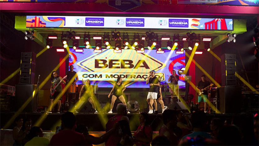 Imagem 1 -  O Carnaval de Upanema 2026 continua com programação especial nesta segunda-feira (16), promovido pela Prefeitura de Upanema com apoio do Governo do Estado do Rio Grande do Norte. A noite contará com shows de Grafith (20h), Fabiano Junior (23h) e Lucas Lima (01h). Tradicional no calendário do RN, a festa em Upanema reúne moradores e visitantes com organização, segurança e diversidade musical.