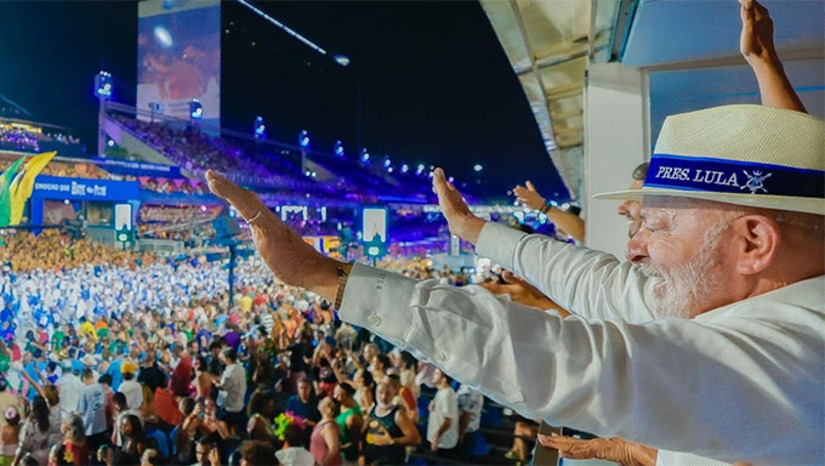 Imagem 1 - Não foi por falta de alertas (todos eles tímidos) ao presidente Lula da Silva. Mas a esposa, classificada por muitos entre portas de “deslumbrada”, comprou a briga até o desfile na Sapucaí, no Rio. Agora, a conta vai chegar e o Tribunal Superior Eleitoral terá o desafio de, diante de tantas provas televisionadas e documentadas, decidir se houve abuso de poder econômico e propaganda eleitoral antecipada na homenagem da Escola de Niterói ao petista. As cenas de atores insinuando Jair Bolsonaro preso são de menos. Lula pisou na pista para sambar e ser bajulado; a primeira-dama quase subiu num carro alegórico; há milhões de reais de dinheiro federal investidos na agremiação e um samba-enredo que é uma ode ao político em ano de campanha na qual tentará a reeleição. O potencial adversário direto Flávio Bolsonaro será o 1º a denunciar o caso ao TSE. Uma enxurrada de ações populares e de partidos virão em seguida. Imagem 1 - Não foi por falta de alertas (todos eles tímidos) ao presidente Lula da Silva. Mas a esposa, classificada por muitos entre portas de “deslumbrada”, comprou a briga até o desfile na Sapucaí, no Rio. Agora, a conta vai chegar e o Tribunal Superior Eleitoral terá o desafio de, diante de tantas provas televisionadas e documentadas, decidir se houve abuso de poder econômico e propaganda eleitoral antecipada na homenagem da Escola de Niterói ao petista. As cenas de atores insinuando Jair Bolsonaro preso são de menos. Lula pisou na pista para sambar e ser bajulado; a primeira-dama quase subiu num carro alegórico; há milhões de reais de dinheiro federal investidos na agremiação e um samba-enredo que é uma ode ao político em ano de campanha na qual tentará a reeleição. O potencial adversário direto Flávio Bolsonaro será o 1º a denunciar o caso ao TSE. Uma enxurrada de ações populares e de partidos virão em seguida.