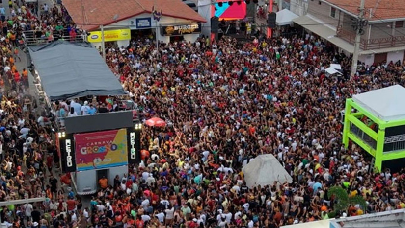 Imagem 1 - A terça-feira de Carnaval em Grossos foi marcada por um grande arrastão da Banda Grafith, que levou uma verdadeira multidão à Avenida Raimundo Gonçalves e não deixou ninguém parado ao som de seus maiores sucessos. A programação seguiu com Renata Falcão, Lucas Boquinha e a banda grossense Zuyrê. O evento também impulsionou a economia local, com praça de alimentação lotada, comerciantes satisfeitos e ocupação total das pousadas, além de forte esquema de segurança. A festa continua na Quarta de Mel, com Aline Reis ao meio-dia e a banda Olodum encerrando o Carnaval às 16h. Imagem 1 - A terça-feira de Carnaval em Grossos foi marcada por um grande arrastão da Banda Grafith, que levou uma verdadeira multidão à Avenida Raimundo Gonçalves e não deixou ninguém parado ao som de seus maiores sucessos. A programação seguiu com Renata Falcão, Lucas Boquinha e a banda grossense Zuyrê. O evento também impulsionou a economia local, com praça de alimentação lotada, comerciantes satisfeitos e ocupação total das pousadas, além de forte esquema de segurança. A festa continua na Quarta de Mel, com Aline Reis ao meio-dia e a banda Olodum encerrando o Carnaval às 16h.