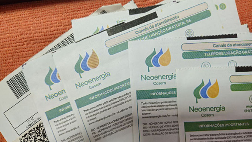 Imagem 1 -  A Neoenergia, maior distribuidora do Brasil e controlada por espanhóis, enfrenta casos sérios País adentro. Semana passada, o Ministério Público Federal cercou a empresa no Distrito Federal, com denúncia de que – em palavras bem diretas – nas maiores demandas, a companhia deixa rolar um apagão em cidades mais pobres para manter a luz dos abonados nos bairros ricos. Na Aldeia Pataxó Xandó, na paradisíaca Caraíva (BA), distrito de Porto Seguro, a Coelba (subsidiária da Neo) tomou uma pancada da Justiça Federal. A empresa impetrou em Brasília ação para desintrusão, por causa de milhares de “gatos”, mas um juiz de Eunápolis mandou a distribuidora ligar mais de 1.500 relógios pedidos por nativos e não-índios. A Neo não deixa barato, até para quem paga conta em dia e não recebe energia. Caso de nativa, que contestava serviço e o valor da fatura. Segurou a conta para obter a resposta oficial, e ela veio assim: a Coelba protestou seu nome em cartório há dias.
