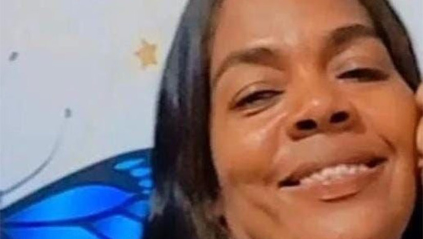 Imagem 1 -  Leidiane Messias Lopes, de 40 anos, foi encontrada morta dentro de casa após homens armados arrombarem o imóvel e efetuarem disparos de espingarda calibre 12. Segundo a polícia, o alvo seria o companheiro da vítima, que não foi localizado. Testemunhas relataram que os suspeitos chegaram em um veículo, invadiram a residência, atiraram e fugiram em seguida. A Polícia Civil investiga o caso e trabalha com a hipótese de que a mulher não era o alvo principal do crime. Com o ocorrido, Mossoró chega ao 16º homicídio registrado em 2026, sendo o segundo em menos de 24 horas.