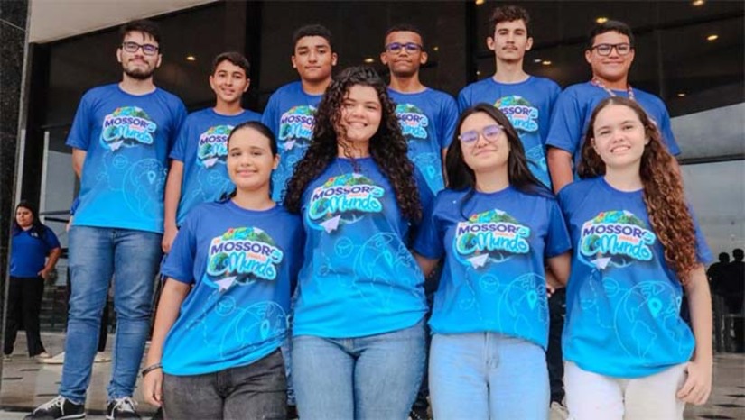 Imagem 1 -  Os 200 alunos que concluíram o curso de inglês do programa “De Mossoró para o Mundo”, integrante do “Mossoró Cidade Educação”, receberam o certificado de conclusão. Desses, 10 estudantes foram aprovados em teste de proficiência e selecionados para o primeiro intercâmbio internacional do programa, com destino a Londres, na Inglaterra, previsto para março. O curso de inglês foi realizado em parceria com a UERN, por professores da Faculdade de Letras e Artes. 
