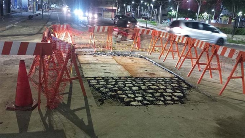 Imagem 1 -  A equipe da Caern adiantou os trabalhos na avenida Alfredo Fernandes, no Centro de Mossoró, entre as ruas José de Alencar e Coronel Gurgel. A escavação foi concluída na noite de segunda-feira (23), e o concreto aplicado precisa de 48 horas para cura. A passagem de veículos será parcial, pela lateral da Riachuelo, até quinta-feira (26). A intervenção foi iniciada após identificação de desperdício de água tratada na rede, situação que demandou ação imediata por parte da companhia. Para reduzir os impactos no tráfego, a Secretaria de Segurança, Defesa Civil, Mobilidade Urbana e Trânsito orienta que os condutores utilizem rotas alternativas, como as ruas Augusto Severo e Felipe Camarão.