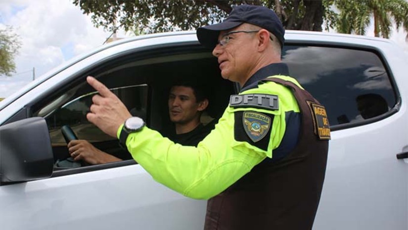 Imagem 1 -  A campanha da Secretaria Municipal de Segurança, Defesa Civil, Mobilidade Urbana e Trânsito destaca que o celular só deve ser utilizado quando o veículo estiver devidamente estacionado em local permitido e seguro. No trânsito, cada segundo de distração pode custar caro. Respeitar as leis, agir com prudência e manter o foco na direção são atitudes simples que preservam vidas. Afinal, no trânsito, cada escolha faz a total diferença.