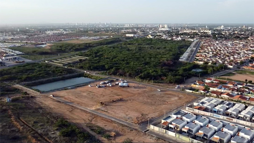 Imagem 1 - Nos próximos dez meses, serão construidos quadra de basquete, campo society, playground infantil, passarelas pavimentadas e acessíveis, área verde e estacionamento organizado numa área de 3.526 m², um investimento de 1,6 milhão. O prefeito Allyson Bezerra disse que o complexo esportivo será entregue a comunidade pelo vice-prefeito Marcos Medeiros no prazo de 10 meses. Imagem 1 - Nos próximos dez meses, serão construidos quadra de basquete, campo society, playground infantil, passarelas pavimentadas e acessíveis, área verde e estacionamento organizado numa área de 3.526 m², um investimento de 1,6 milhão. O prefeito Allyson Bezerra disse que o complexo esportivo será entregue a comunidade pelo vice-prefeito Marcos Medeiros no prazo de 10 meses.