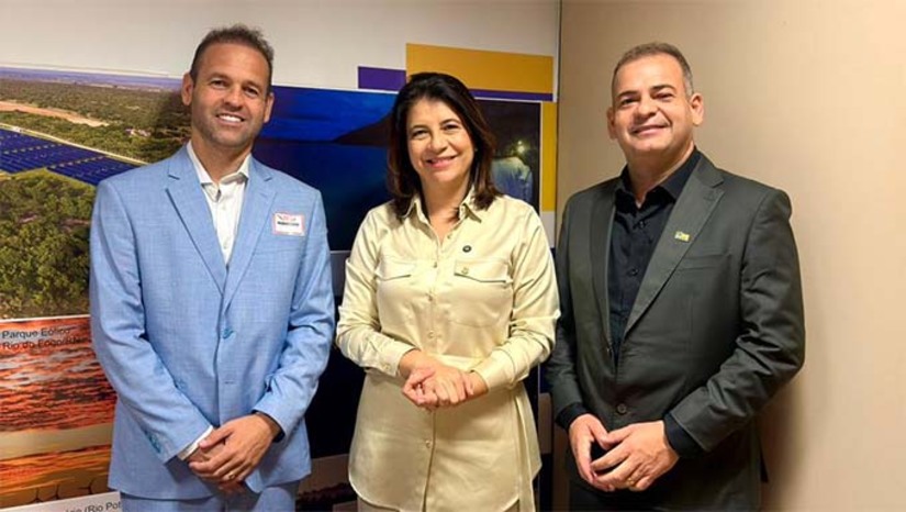 Imagem 1 -  O prefeito Sabino está participando em Brasília de mobilizações em defesa dos municípios e de reuniões estratégicas para garantir equilíbrio fiscal e mais autonomia às cidades. Durante a programação, também se reuniu com a deputada federal Carla Dickson, onde apresentou demandas prioritárias nas áreas de infraestrutura, desenvolvimento econômico e serviços públicos, além de agradecer pela emenda destinada à UBS do Bico Torto. A gestão segue buscando parcerias e recursos para fortalecer o desenvolvimento do município.