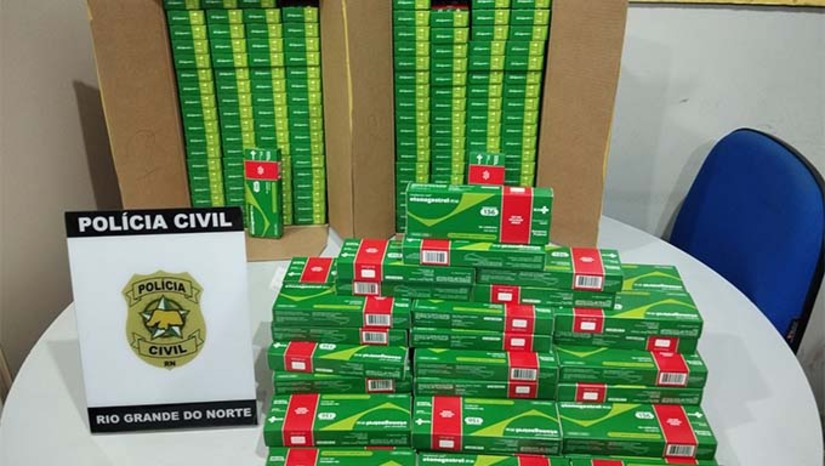 Imagem 1 -  De acordo com as investigações, a irregularidade foi identificada após controle interno de estoque realizado pela própria Secretaria, que constatou a ausência dos medicamentos e registrou Boletim de Ocorrência. Com o avanço das diligências, os policiais conseguiram identificar e localizar o suspeito do crime. Durante a ação, foram recuperadas medicações fornecidas pelo Sistema Único de Saúde (SUS), avaliadas em aproximadamente R$ 260 mil. O suspeito, que era servidor municipal na época, foi identificado e levado à delegacia, podendo responder por furto qualificado. 