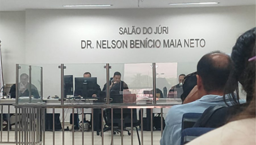 Imagem 1 -  Roberto Simões de Araújo foi condenado nesta quarta-feira, 25, a 9 anos de prisão pelo Tribunal do Júri Popular da Comarca de Pau dos Ferros, por ter atropelado e matado a servidora pública Maria do Socorro Morais, no dia 21 de outubro de 2018, na BR 405, em frente ao Hospital Regional. O réu passou a noite farreando, aparentava embriaguez e desenvolvia alta velocidade quando atropelou e matou vítima. O mesmo aconteceu no caso Netão, atropelado e morto por Lucas Vinicius, diferenciando somente a data do ocorrido.