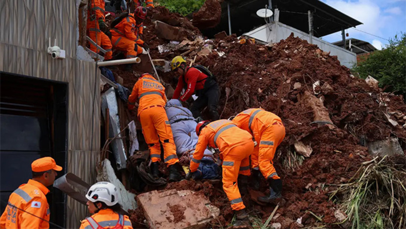 Imagem 1 -  Juiz de Fora e Ubá concentram as vítimas dos temporais. Ao todo, até o momento, foram recuperados 42 corpos de vítimas em Juiz de Fora e outros 6 em Ubá. O número de desaparecidos está em 20. 120 homens do Corpo de Bombeiros estão trabalhando nos resgates e salvamento nas duas cidades
