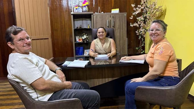 Imagem 1 -  A Prefeitura de Grossos concluiu nesta quarta-feira (25) o pagamento do terço de férias dos servidores efetivos, com os valores já disponíveis nas contas. A prefeita Cinthia Sonale destacou que a medida reforça o compromisso da gestão com a valorização e o reconhecimento do funcionalismo público, assegurando um direito garantido aos profissionais que contribuem para o desenvolvimento do município.