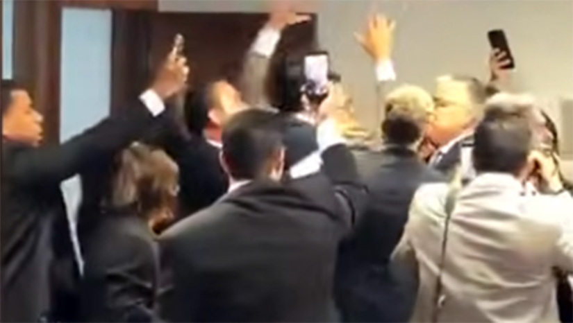 Imagem 1 -  Os palacianos deixaram a porradaria correr solta na CPMI do INSS no Congresso Nacional e não fizeram esforço para usar a base governista e barrar a quebra de sigilo bancário do empresário Fábio Luís – o Lulinha, filho 01 do presidente da República. Nos corredores do Planalto já se sabe que nada vão encontrar na conta dele. É simples. Não que seja inocente. Deve ser investigado, sim, após informações de mesada paga pelo Careca do INSS. Mas a oposição se esqueceu de que ele poderia usar “laranjas” para receber a suposta mesada de R$ 300 mil. E mais, quem deveria investigar para valer a proximidade de Lulinha com Careca é a Polícia Federal. Será que está apurando mesmo? A conferir.