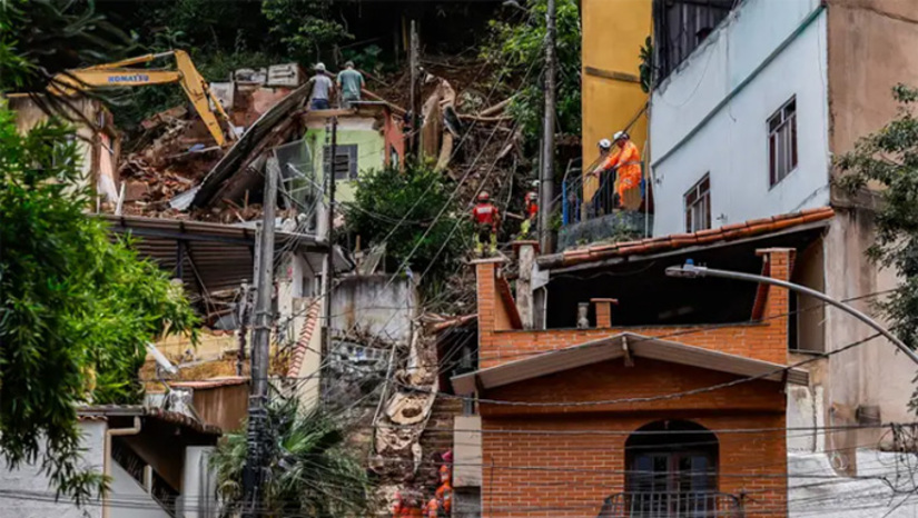 Imagem 1 - Em visita as áreas atingidas, o presidente Lula disse que vai seguir o modelo que socorreu as vítimas da cheia no Rio Grande do Sul. “Aprendemos com a tragédia no Rio Grande do Sul. Vamos ajudar os prefeitos a recuperar suas cidades, vamos ajudar os pequenos empresários a ter crédito para recuperar suas empresas e vamos dar casa para as pessoas que perderam suas casas”, declarou Lula. O número de mortos subiu para 72 os bombeiros continuam procurando desaparecidos Foto: Ricardo Stuckert Imagem 1 - Em visita as áreas atingidas, o presidente Lula disse que vai seguir o modelo que socorreu as vítimas da cheia no Rio Grande do Sul. “Aprendemos com a tragédia no Rio Grande do Sul. Vamos ajudar os prefeitos a recuperar suas cidades, vamos ajudar os pequenos empresários a ter crédito para recuperar suas empresas e vamos dar casa para as pessoas que perderam suas casas”, declarou Lula. O número de mortos subiu para 72 os bombeiros continuam procurando desaparecidos Foto: Ricardo Stuckert