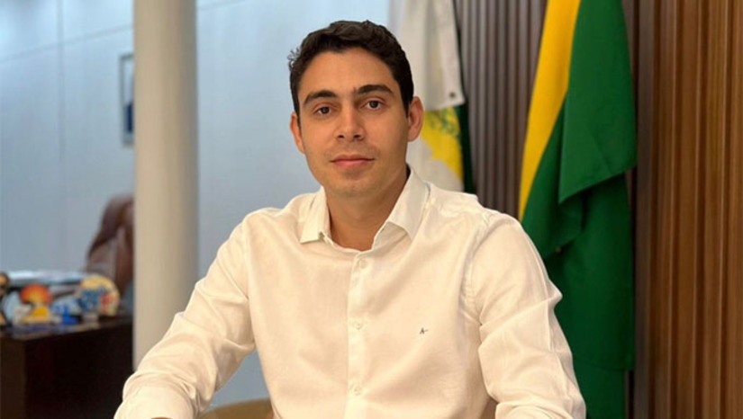 Imagem 1 - O prefeito de Upanema-RN, Renan Fernandes, sancionou as Leis Municipais nº 912 e 913, que concedem reajuste salarial aos profissionais do magistério e aos demais servidores públicos do município. As propostas foram aprovadas em regime de urgência pela Câmara Municipal e os novos valores já serão pagos na folha deste mês. Com os reajustes, cerca de R$ 62 mil serão acrescentados mensalmente à folha de pagamento, que totaliza aproximadamente R$ 2 milhões, fortalecendo também a economia local. Imagem 1 - O prefeito de Upanema-RN, Renan Fernandes, sancionou as Leis Municipais nº 912 e 913, que concedem reajuste salarial aos profissionais do magistério e aos demais servidores públicos do município. As propostas foram aprovadas em regime de urgência pela Câmara Municipal e os novos valores já serão pagos na folha deste mês. Com os reajustes, cerca de R$ 62 mil serão acrescentados mensalmente à folha de pagamento, que totaliza aproximadamente R$ 2 milhões, fortalecendo também a economia local.