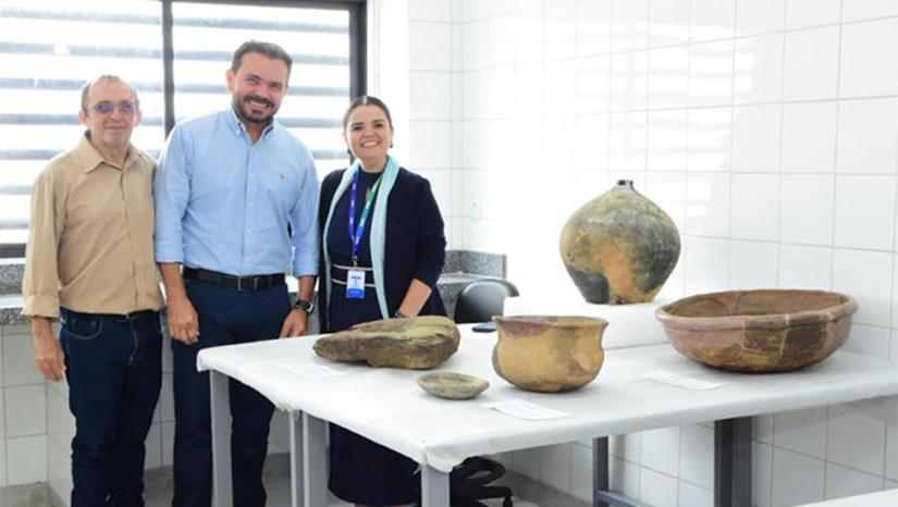 Imagem 1 - Com foco em arqueologia e paleontologia, A luta pela implantação desse equipamento acontece há alguns anos, tendo a figura do professor Valdeci Santos como um dos responsáveis. Emocionado, ele relembrou sua trajetória ao deixar o emprego de bancário para seguir carreira acadêmica na Uern há 28 anos. Hoje ele vê o sonho desse Centro de Pesquisa ser realizado, e dedicou ao seu grande parceiro de jornada, o também professor da Uern, João de Araújo (in memoriam). “Gratidão imensa ao meu amigo João. Onde ele estiver, está aplaudindo essa conquista”, disse. Imagem 1 - Com foco em arqueologia e paleontologia, A luta pela implantação desse equipamento acontece há alguns anos, tendo a figura do professor Valdeci Santos como um dos responsáveis. Emocionado, ele relembrou sua trajetória ao deixar o emprego de bancário para seguir carreira acadêmica na Uern há 28 anos. Hoje ele vê o sonho desse Centro de Pesquisa ser realizado, e dedicou ao seu grande parceiro de jornada, o também professor da Uern, João de Araújo (in memoriam). “Gratidão imensa ao meu amigo João. Onde ele estiver, está aplaudindo essa conquista”, disse.