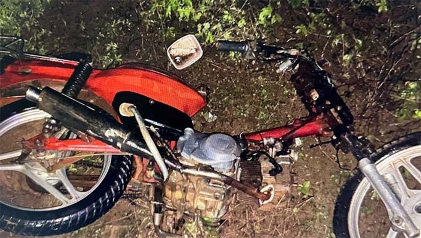 Imagem 1 - O acidente aconteceu na madrugada desta terça-feira (3), na comunidade de Riacho Grande, zona rural de Mossoró-RN. A vítima teria saído de casa sem autorização com a motocicleta do pai. O pai chegou a registrar o desaparecimento e, pouco depois, foi informado sobre o acidente, encontrando o filho já sem vida no local. O outro jovem, da mesma idade, foi socorrido e levado ao HRTM. O estado de saúde não foi divulgado. A Polícia Civil e o Itep realizaram perícia, e o caso será investigado. Imagem 1 - O acidente aconteceu na madrugada desta terça-feira (3), na comunidade de Riacho Grande, zona rural de Mossoró-RN. A vítima teria saído de casa sem autorização com a motocicleta do pai. O pai chegou a registrar o desaparecimento e, pouco depois, foi informado sobre o acidente, encontrando o filho já sem vida no local. O outro jovem, da mesma idade, foi socorrido e levado ao HRTM. O estado de saúde não foi divulgado. A Polícia Civil e o Itep realizaram perícia, e o caso será investigado.