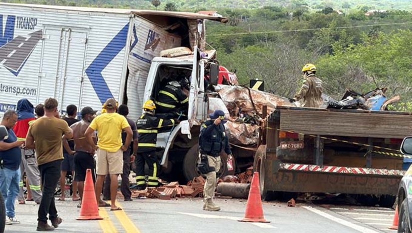 Imagem 1 - A colisão frontal entre dois caminhões, um baú e outro carregado de tijolos, matou o motoristaFrancisco Jorge Ferreira da Silva, de 37 anos, e deixou, em estado grave o motorista José Ailton. A acidente aconteceu por volta de 12h30 e o resgate das vítimas dos ferragens durou toda tarde. Durante os trabalhos, a BR 226, ficou fechada nos dois sentidos. O caso será investigado pela Polícia Civil Imagem 1 - A colisão frontal entre dois caminhões, um baú e outro carregado de tijolos, matou o motoristaFrancisco Jorge Ferreira da Silva, de 37 anos, e deixou, em estado grave o motorista José Ailton. A acidente aconteceu por volta de 12h30 e o resgate das vítimas dos ferragens durou toda tarde. Durante os trabalhos, a BR 226, ficou fechada nos dois sentidos. O caso será investigado pela Polícia Civil