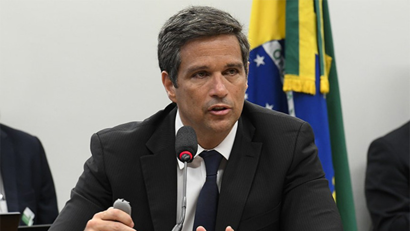 Imagem 1 -  O senador Flávio Bolsonaro (PL-RJ) trabalha para anunciar até abril quem pode ser seu ministro da Fazenda caso vença a eleição presidencial. Os currículos passam por Roberto Campos Neto, ex-chefe do Banco Central no Governo Bolsonaro, e um consultor esporádico do filho 01. O timing é estratégico para testar o nome entre investidores. Já o presidente Lula da Silva deve apostar no número dois de Fernando Haddad por ora, Dario Durigan. Mas petistas palacianos indicam que Lula não descarta anunciar outro nome até outubro. Só os ventos eleitorais vão delinear os anúncios.