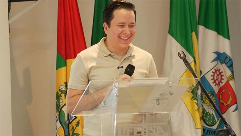 Imagem 1 - O prefeito Givago Barreto destacou a valorização dos profissionais da rede e anunciou o reajuste salarial de 5,4% para os professores efetivos, conforme o novo piso nacional do magistério para 40 horas semanais em 2026. O município também celebrou a conquista do Selo Ouro de Educação – Criança Alfabetizada em 2025, reafirmando o compromisso com a alfabetização na idade certa. Além disso, foi anunciado que todos os alunos receberão fardamento completo e kit escolar. Imagem 1 - O prefeito Givago Barreto destacou a valorização dos profissionais da rede e anunciou o reajuste salarial de 5,4% para os professores efetivos, conforme o novo piso nacional do magistério para 40 horas semanais em 2026. O município também celebrou a conquista do Selo Ouro de Educação – Criança Alfabetizada em 2025, reafirmando o compromisso com a alfabetização na idade certa. Além disso, foi anunciado que todos os alunos receberão fardamento completo e kit escolar.