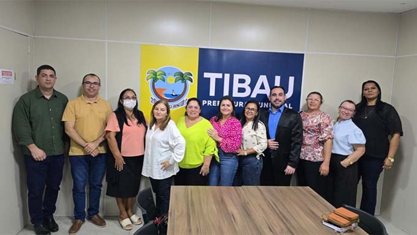 Imagem 1 -  Entre os pontos discutidos no encontro, o reajuste do piso dos professores, com Projeto de Lei já enviado pela prefeita à Câmara Municipal. Os salários serão reajustados em 5,4%, com valores retroativos ao mês de janeiro; e a realização de concurso público, com vagas para professores, com edital em fase final de revisão.   A prefeita Lidiane também assegurou o pagamento, nos próximos dias, do rateio do valor de desempenho dos profissionais que atuam nas equipes da Estratégia Saúde da Família, agentes comunitários, equipes de saúde bucal e eMulti (Equipe Multiprofissional).