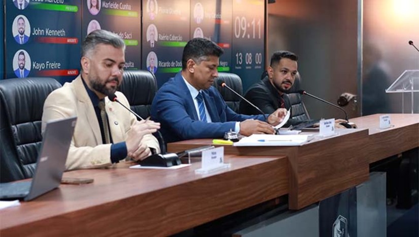 Imagem 1 - A Câmara aprovou por unanimidade o Projeto de Lei Complementar do Executivo que concede reajuste salarial de 5,4% aos servidores do magistério municipal. O aumento será aplicado aos vencimentos de todas as classes e níveis do Plano de Cargos, Carreiras e Remunerações do Magistério, atualizado com novos valores. O projeto segue agora para sanção do prefeito Allyson Bezerra. Imagem 1 - A Câmara aprovou por unanimidade o Projeto de Lei Complementar do Executivo que concede reajuste salarial de 5,4% aos servidores do magistério municipal. O aumento será aplicado aos vencimentos de todas as classes e níveis do Plano de Cargos, Carreiras e Remunerações do Magistério, atualizado com novos valores. O projeto segue agora para sanção do prefeito Allyson Bezerra.