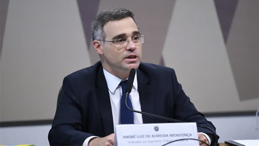 Imagem 1 - O ministro do STF André Mendonça, relator do inquérito de Daniel Vorcaro, mandou prender todos os participantes do grupo de whatsapp “A Turma”, menos... um ex-presidente do Banco Central que também era signatário e comentava esporadicamente as mensagens criminosas dos aloprados ligados ao “banqueiro”. MAIS na COLUNA ESPLANADA Imagem 1 - O ministro do STF André Mendonça, relator do inquérito de Daniel Vorcaro, mandou prender todos os participantes do grupo de whatsapp “A Turma”, menos... um ex-presidente do Banco Central que também era signatário e comentava esporadicamente as mensagens criminosas dos aloprados ligados ao “banqueiro”. MAIS na COLUNA ESPLANADA