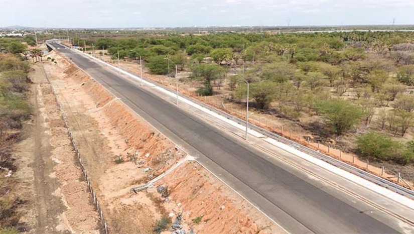 Imagem 1 - A Prefeitura de Mossoró, por meio da Secretaria Municipal de Infraestrutura (SEINFRA), intensificou os serviços para concluir o Complexo Viário 15 de Março, maior obra de mobilidade urbana já realizada no município. As equipes trabalham nas interseções com rodovias, na concretagem de calçadas e na implantação da sinalização viária, com previsão de entrega ainda em março. Com 8 km de extensão e investimento de cerca de R$ 100 milhões, o complexo deve melhorar a mobilidade, impulsionar o desenvolvimento econômico e contará com ciclovia, calçadão acessível e iluminação 100% em LED. Imagem 1 - A Prefeitura de Mossoró, por meio da Secretaria Municipal de Infraestrutura (SEINFRA), intensificou os serviços para concluir o Complexo Viário 15 de Março, maior obra de mobilidade urbana já realizada no município. As equipes trabalham nas interseções com rodovias, na concretagem de calçadas e na implantação da sinalização viária, com previsão de entrega ainda em março. Com 8 km de extensão e investimento de cerca de R$ 100 milhões, o complexo deve melhorar a mobilidade, impulsionar o desenvolvimento econômico e contará com ciclovia, calçadão acessível e iluminação 100% em LED.