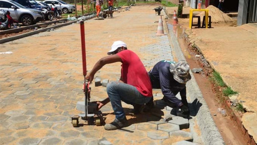Imagem 1 -  A Prefeitura de Mossoró está realizando obras de pavimentação em 18 ruas do bairro Bela Vista, na zona Leste, por meio do programa “Mossoró Realiza”. Serão mais de 4 mil metros de vias com piso intertravado de alta qualidade. A obra, com investimento superior a R$ 9 milhões, busca acabar com a poeira no verão e a lama no período chuvoso, melhorando a mobilidade, segurança e qualidade de vida dos moradores. Os serviços seguem conforme o cronograma da Secretaria de Infraestrutura e dependem das condições climáticas.
