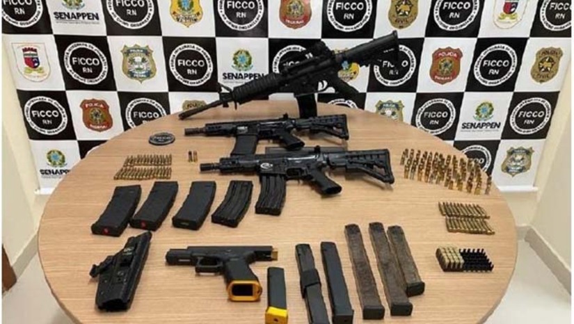 Imagem 1 - A Polícia Federal no Rio Grande do Norte realizou a segunda fase da Operação Bate Lata, visando desarticular uma organização criminosa interestadual envolvida no comércio ilegal de armas, munições e outros crimes. Foram expedidos 21 mandados de busca e apreensão, 19 de prisão preventiva e duas medidas de monitoramento eletrônico nos estados do RN, PE e RS, além do bloqueio de valores dos investigados. Até o momento, 15 prisões foram cumpridas, com apreensão de pistolas, revólveres, munições e cerca de 1,9 kg de drogas. Imagem 1 - A Polícia Federal no Rio Grande do Norte realizou a segunda fase da Operação Bate Lata, visando desarticular uma organização criminosa interestadual envolvida no comércio ilegal de armas, munições e outros crimes. Foram expedidos 21 mandados de busca e apreensão, 19 de prisão preventiva e duas medidas de monitoramento eletrônico nos estados do RN, PE e RS, além do bloqueio de valores dos investigados. Até o momento, 15 prisões foram cumpridas, com apreensão de pistolas, revólveres, munições e cerca de 1,9 kg de drogas.