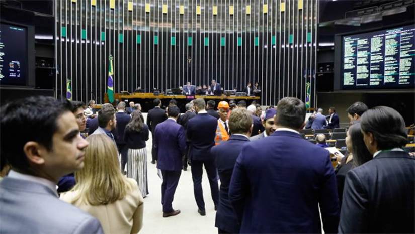 Imagem 1 -  As robustas Frentes Parlamentares do patronato – leia-se agronegócio, indústria e serviços – se reuniram em debates e almoços nessa semana e já avisaram ao presidente da Câmara, Hugo Motta, que vão trabalhar nas lideranças para adiar para 2027 o debate da PEC do fim da jornada 6 x 1. Os argumentos são diretos e bem amparados: estudos já prontos mostram uma regressão na economia do País, um peso maior nas costas do patrão, redução na geração de empregos. Mais na COLUNA ESPLANADA