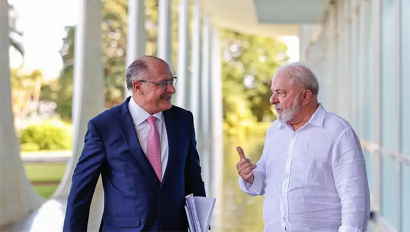 Imagem 1 - Fim da novela. O presidente Lula da Silva, pragmático ao seu estilo político (sem consultar ninguém do partido), avisou aos palacianos e dirigentes do PT que Geraldo Alckmin será o seu vice à reeleição. Além de quieto, um peso a menos nesse Governo, Alckmin foi leal desde a neoaliança. E também o Geraldo 2.0 (ex-tucano) não teria votos mais para se eleger governador ou ao Senado. Ele perdeu o eleitor tradicional. Mais, na COLUNA ESPLANADA Imagem 1 - Fim da novela. O presidente Lula da Silva, pragmático ao seu estilo político (sem consultar ninguém do partido), avisou aos palacianos e dirigentes do PT que Geraldo Alckmin será o seu vice à reeleição. Além de quieto, um peso a menos nesse Governo, Alckmin foi leal desde a neoaliança. E também o Geraldo 2.0 (ex-tucano) não teria votos mais para se eleger governador ou ao Senado. Ele perdeu o eleitor tradicional. Mais, na COLUNA ESPLANADA