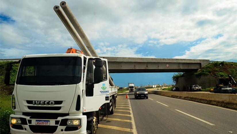 Imagem 1 -  A Prefeitura de Mossoró iniciou a obra de iluminação no trecho urbano da BR-304 utilizando recursos próprios do município. A intervenção começa no trecho entre o viaduto de acesso à BR-405 e o viaduto do Partage Shopping Mossoró, considerado um dos pontos com maior registro de acidentes.  Ao todo, serão instaladas mais de 1.500 luminárias por meio do programa Mossoró Iluminada, com o objetivo de melhorar a visibilidade na rodovia e aumentar a segurança de motoristas, ciclistas, motociclistas e pedestres.