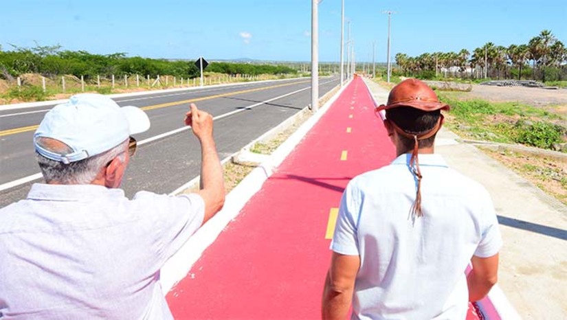 Imagem 1 -  “É a data em que vamos entregar essa grande obra de mobilidade urbana para a cidade de Mossoró, a maior obra já executada pela Prefeitura Municipal em toda a história”, destacou o prefeito. O Complexo Viário 15 de Março liga as BRs 304 e 110, desafogando o trânsito para quem trafega nas saídas para Fortaleza e Areia Branca. A obra também beneficiará diretamente moradores dos conjuntos habitacionais da região, além de garantir melhor acesso às universidades e aos fóruns. A obra conta com 8 km de extensão, totalmente iluminada com LED, com 100% de calçadão e 100% de ciclovia. “É uma obra que emociona pela sua grandiosidade, que muda totalmente a geografia da nossa cidade”, pontuou.