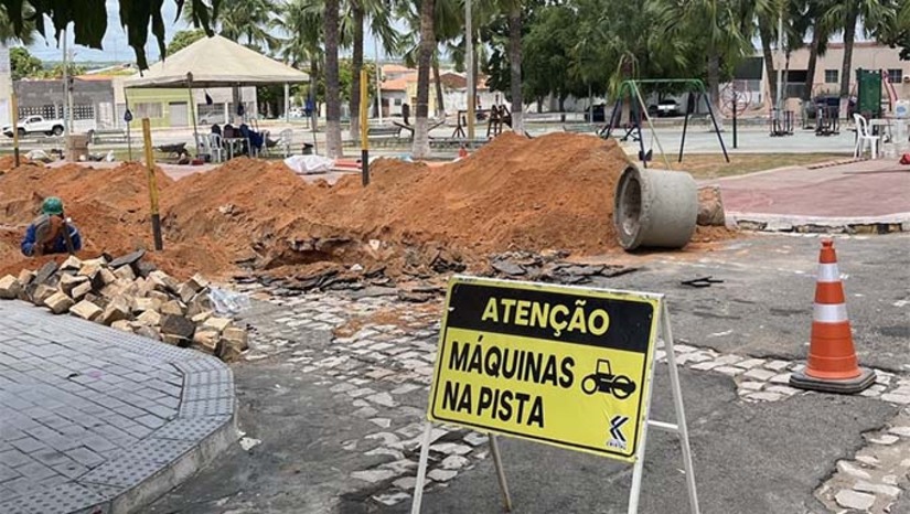 Imagem 1 -  As obras de esgotamento sanitário em Apodi seguem avançando com investimento inicial de R$ 13,6 milhões, que faz parte de um total de R$ 52 milhões já garantidos por meio do PAC Seleções para a conclusão do projeto no município. A iniciativa representa um avanço importante para a cidade, que possui cerca de 36 mil habitantes, sendo que 58% vivem na zona urbana e o restante na zona rural.  Entre os principais benefícios do investimento está o fim do despejo de esgoto in natura na Lagoa de Apodi, principal cartão-postal da cidade, contribuindo para a preservação ambiental, melhoria da saúde pública e valorização da área urbana.