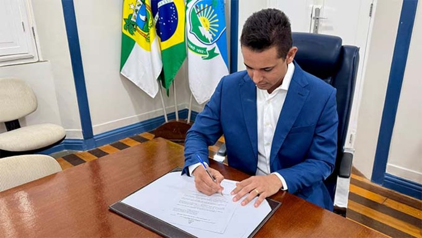 Imagem 1 - O prefeito de Mossoró, Allyson Bezerra, anunciou que será sancionado nesta terça-feira (10) o reajuste salarial de 5,4% para os professores da Rede Municipal de Ensino. Além do reajuste, o prefeito anunciou a convocação de mais 100 aprovados no concurso da educação. Com o novo aumento, o salário inicial dos professores para jornada de 40 horas passará de R$ 5.532,14 para R$ 5.830,88, valor acima do piso nacional do magistério, que é de R$ 5.130,63. Durante a atual gestão, o reajuste acumulado da categoria já chega a 42,69%. A convocação dos novos aprovados se soma aos 112 profissionais chamados em janeiro, reforçando a rede municipal de ensino e contemplando candidatos que estavam no cadastro de reserva. Imagem 1 - O prefeito de Mossoró, Allyson Bezerra, anunciou que será sancionado nesta terça-feira (10) o reajuste salarial de 5,4% para os professores da Rede Municipal de Ensino. Além do reajuste, o prefeito anunciou a convocação de mais 100 aprovados no concurso da educação. Com o novo aumento, o salário inicial dos professores para jornada de 40 horas passará de R$ 5.532,14 para R$ 5.830,88, valor acima do piso nacional do magistério, que é de R$ 5.130,63. Durante a atual gestão, o reajuste acumulado da categoria já chega a 42,69%. A convocação dos novos aprovados se soma aos 112 profissionais chamados em janeiro, reforçando a rede municipal de ensino e contemplando candidatos que estavam no cadastro de reserva.