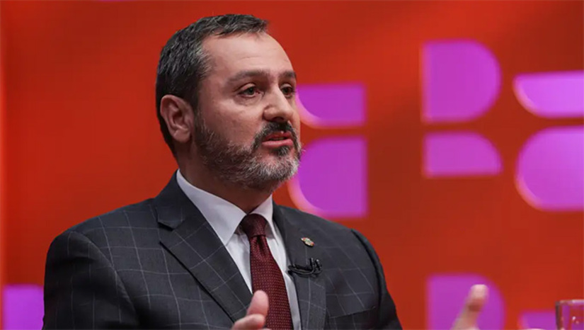 Imagem 1 - A presença constante em farofas institucionais fez o Diretor-Geral da Polícia Federal, entre portas da corporação, ganhar o apelido de DG – Degustador-Geral. Ele faz por onde. Ao contrário de antecessores que se fecharam em gabinetes e evitaram eventos para demasiadas palmas, Andrei é visto em fóruns nacionais e internacionais para palestrar (tudo dentro da prerrogativa do cargo, evidente). Mas duas aparições o colocam em situação delicada junto aos pares – e aos chefes. Ano passado, após o fórum de direito de Lisboa, o tal Gilmarpalooza (organizado pelo famoso ministro do STF), Andrei deu uma esticada ao Vale Douro para passear na vinícola do bilionário Rubens Menin – sócio de Daniel Vorcaro na SAF do Clube Atlético Mineiro. Ontem, o “Poder 360” revelou que Andrei estava à mesa com o então “banqueiro” Vorcaro em Londres, em 2024, numa rodada de uísque Macallan (US$ 65 mil a garrafa), ao lado de Dias Toffoli (STF), Alexandre de Moraes (STF) e Paulo Gonet (PGR). Vorcaro não era à época o encrencado de hoje. Mas são doses que hoje amargam o paladar da confraria. Imagem 1 - A presença constante em farofas institucionais fez o Diretor-Geral da Polícia Federal, entre portas da corporação, ganhar o apelido de DG – Degustador-Geral. Ele faz por onde. Ao contrário de antecessores que se fecharam em gabinetes e evitaram eventos para demasiadas palmas, Andrei é visto em fóruns nacionais e internacionais para palestrar (tudo dentro da prerrogativa do cargo, evidente). Mas duas aparições o colocam em situação delicada junto aos pares – e aos chefes. Ano passado, após o fórum de direito de Lisboa, o tal Gilmarpalooza (organizado pelo famoso ministro do STF), Andrei deu uma esticada ao Vale Douro para passear na vinícola do bilionário Rubens Menin – sócio de Daniel Vorcaro na SAF do Clube Atlético Mineiro. Ontem, o “Poder 360” revelou que Andrei estava à mesa com o então “banqueiro” Vorcaro em Londres, em 2024, numa rodada de uísque Macallan (US$ 65 mil a garrafa), ao lado de Dias Toffoli (STF), Alexandre de Moraes (STF) e Paulo Gonet (PGR). Vorcaro não era à época o encrencado de hoje. Mas são doses que hoje amargam o paladar da confraria.