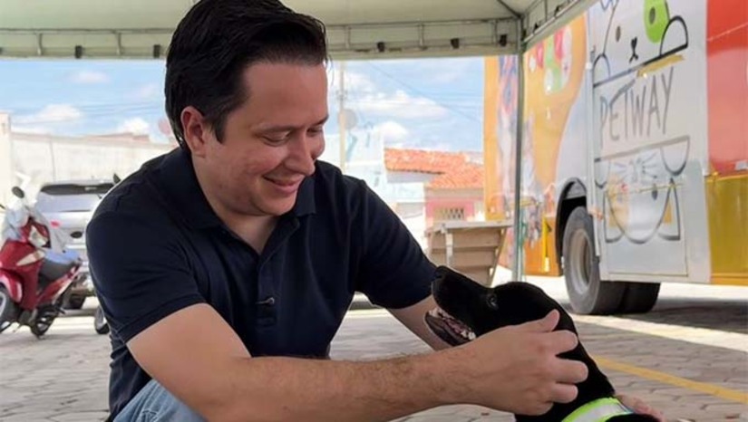 Imagem 1 - A ação está sendo realizada no Largo da Casa de Cultura Manoel do Violão e tem como foco principal atender animais em situação de rua, garantindo cuidados e atenção por meio de uma parceria com ONGs locais e protetores independentes. De acordo com o prefeito Givago Barreto, o programa representa um passo importante para fortalecer a causa animal no município. “Cuidar dos animais também é cuidar da nossa cidade. É um trabalho que envolve responsabilidade, respeito e a participação de toda a comunidade”, destacou. Imagem 1 - A ação está sendo realizada no Largo da Casa de Cultura Manoel do Violão e tem como foco principal atender animais em situação de rua, garantindo cuidados e atenção por meio de uma parceria com ONGs locais e protetores independentes. De acordo com o prefeito Givago Barreto, o programa representa um passo importante para fortalecer a causa animal no município. “Cuidar dos animais também é cuidar da nossa cidade. É um trabalho que envolve responsabilidade, respeito e a participação de toda a comunidade”, destacou.