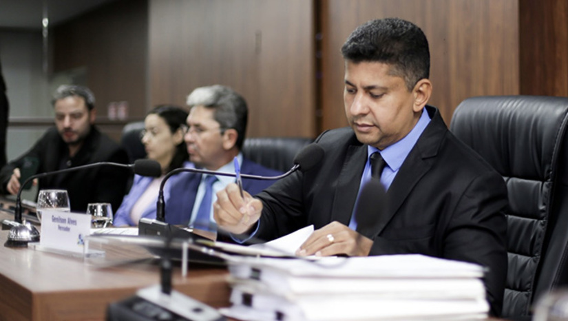 Imagem 1 - Para Genilson, a medida representa uma decisão estratégica da atual gestão para preparar a Câmara para os desafios do presente e do futuro. Nossa gestão está assumindo essa responsabilidade, organizando a estrutura administrativa da Casa e iniciando, com planejamento e compromisso, o caminho para a realização de um novo concurso público”, frisou. Imagem 1 - Para Genilson, a medida representa uma decisão estratégica da atual gestão para preparar a Câmara para os desafios do presente e do futuro. Nossa gestão está assumindo essa responsabilidade, organizando a estrutura administrativa da Casa e iniciando, com planejamento e compromisso, o caminho para a realização de um novo concurso público”, frisou.