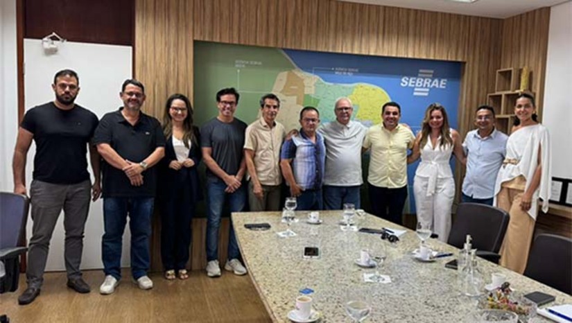 Imagem 1 - O prefeito de Serra do Mel, Kênio Azevedo, participou de reunião no Sebrae-RN, em Natal, para discutir estratégias de desenvolvimento econômico do município, com foco no fortalecimento da Indicação Geográfica (IG) da castanha de caju, selo exclusivo da cidade no Brasil. Entre as ações debatidas estão a revitalização dos pomares, incentivo à apicultura, fortalecimento das agroindústrias e promoção da castanha em eventos como a Festa do Caju e a feira internacional Fruit Attraction, visando ampliar a competitividade dos produtores locais. Imagem 1 - O prefeito de Serra do Mel, Kênio Azevedo, participou de reunião no Sebrae-RN, em Natal, para discutir estratégias de desenvolvimento econômico do município, com foco no fortalecimento da Indicação Geográfica (IG) da castanha de caju, selo exclusivo da cidade no Brasil. Entre as ações debatidas estão a revitalização dos pomares, incentivo à apicultura, fortalecimento das agroindústrias e promoção da castanha em eventos como a Festa do Caju e a feira internacional Fruit Attraction, visando ampliar a competitividade dos produtores locais.