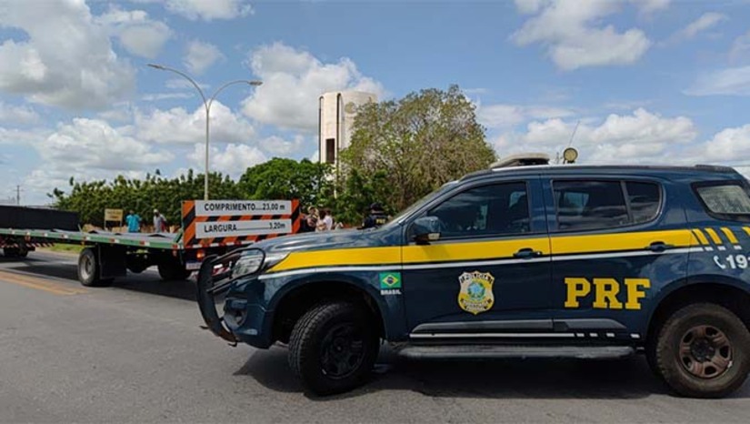 Imagem 1 - A vítima foi identificada como Evânia Targino de Lima, 55 anos, cabeleireira e moradora do bairro Sumaré. Segundo a Polícia Rodoviária Federal (PRF), Evânia colidiu com uma carreta no km 48 da BR-304, em Mossoró, próximo ao antigo posto da Polícia Federal. Segundo a PRF, a carreta seguia no sentido Mossoró–Assú quando a motociclista saiu do bairro Sumaré e provavelmente tentou cruzar a rodovia, ocorrendo a colisão. O motorista ainda tentou frear, mas não conseguiu evitar o impacto. A vítima sofreu uma grave lesão na cabeça, possivelmente após o capacete se desprender, e morreu no local. O trecho da rodovia foi isolado pela PRF para a realização dos trabalhos da Polícia Científica, que vai apurar as circunstâncias do acidente. Imagem 1 - A vítima foi identificada como Evânia Targino de Lima, 55 anos, cabeleireira e moradora do bairro Sumaré. Segundo a Polícia Rodoviária Federal (PRF), Evânia colidiu com uma carreta no km 48 da BR-304, em Mossoró, próximo ao antigo posto da Polícia Federal. Segundo a PRF, a carreta seguia no sentido Mossoró–Assú quando a motociclista saiu do bairro Sumaré e provavelmente tentou cruzar a rodovia, ocorrendo a colisão. O motorista ainda tentou frear, mas não conseguiu evitar o impacto. A vítima sofreu uma grave lesão na cabeça, possivelmente após o capacete se desprender, e morreu no local. O trecho da rodovia foi isolado pela PRF para a realização dos trabalhos da Polícia Científica, que vai apurar as circunstâncias do acidente.