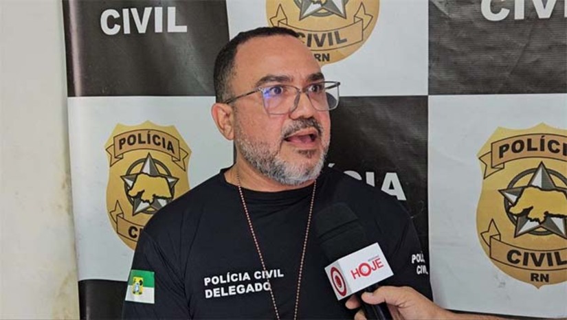 Imagem 1 - Numa investigação contra o tráfico de drogas e de armas, o delegado Marcuse Cabral, da DENARD-Mossoró, descobriu que um “colecionador, atirador, desportista e caçador” (CAC), é quem estaria fornecendo armas para membros de facções criminosas com atuação na região de Mossoró. Com a descoberta, o delegado já iniciou uma nova investigação, que deve contar com a Policia Federal, já que cabe a esta instituição credenciar o sujeito para ser CAC. Imagem 1 - Numa investigação contra o tráfico de drogas e de armas, o delegado Marcuse Cabral, da DENARD-Mossoró, descobriu que um “colecionador, atirador, desportista e caçador” (CAC), é quem estaria fornecendo armas para membros de facções criminosas com atuação na região de Mossoró. Com a descoberta, o delegado já iniciou uma nova investigação, que deve contar com a Policia Federal, já que cabe a esta instituição credenciar o sujeito para ser CAC.