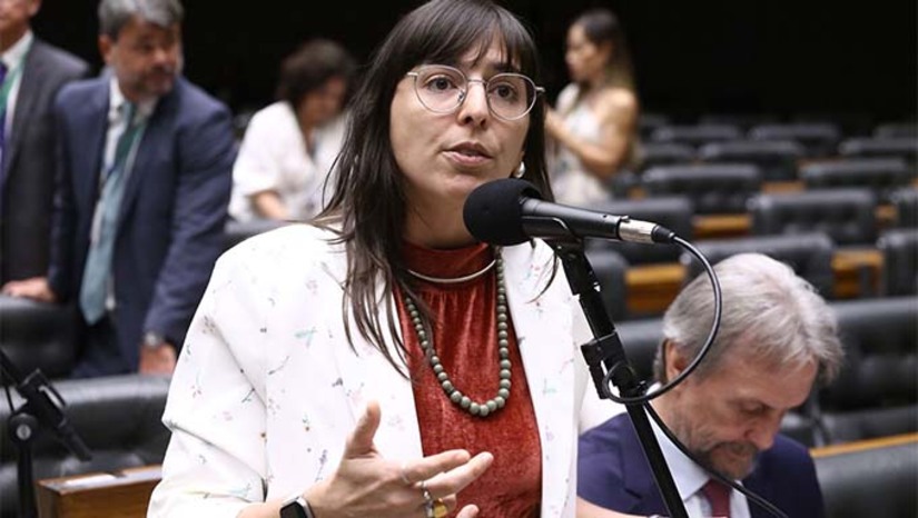 Imagem 1 - A deputada federal Natália Bonavides solicitou ao Ministério Público do RN e ao Procon investigação sobre o aumento repentino no preço dos combustíveis no estado. Em cidades como Mossoró e Natal, a gasolina chegou a cerca de R$ 7,20 e o diesel a R$ 7,40 após reajustes anunciados pela Brava Energia. A parlamentar pede apuração de possíveis abusos e mais transparência nos preços cobrados aos consumidores Imagem 1 - A deputada federal Natália Bonavides solicitou ao Ministério Público do RN e ao Procon investigação sobre o aumento repentino no preço dos combustíveis no estado. Em cidades como Mossoró e Natal, a gasolina chegou a cerca de R$ 7,20 e o diesel a R$ 7,40 após reajustes anunciados pela Brava Energia. A parlamentar pede apuração de possíveis abusos e mais transparência nos preços cobrados aos consumidores