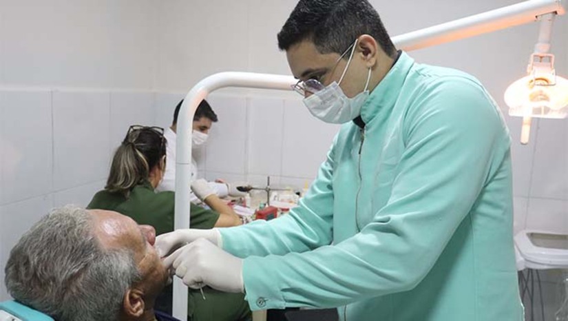 Imagem 1 - O “Grossos Sorridente” tem como objetivo ampliar o acesso à saúde bucal, devolvendo qualidade de vida, bem-estar e autoestima aos moradores do município. Desde a criação do programa, já foram confeccionadas mais de 2 mil próteses dentárias, beneficiando centenas de moradores de Grossos. Os pacientes que necessitam do serviço devem procurar a Secretaria Municipal de Saúde, passar por avaliação com um dentista e, após a indicação profissional, serão encaminhados para a confecção da prótese por meio do programa. Imagem 1 - O “Grossos Sorridente” tem como objetivo ampliar o acesso à saúde bucal, devolvendo qualidade de vida, bem-estar e autoestima aos moradores do município. Desde a criação do programa, já foram confeccionadas mais de 2 mil próteses dentárias, beneficiando centenas de moradores de Grossos. Os pacientes que necessitam do serviço devem procurar a Secretaria Municipal de Saúde, passar por avaliação com um dentista e, após a indicação profissional, serão encaminhados para a confecção da prótese por meio do programa.