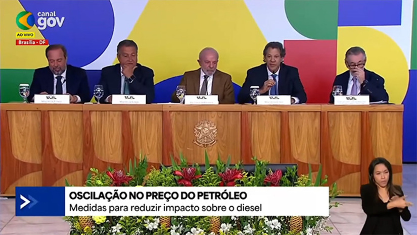 Imagem 1 - Alerta total no Governo federal com o barril do petróleo a mais de US$ 100, cujos reflexos da crise militar no Oriente Médio já chegaram aqui. O presidente Lula da Silva está preocupado com risco de greve de caminhoneiros nas estradas e a alta da inflação. O preço do litro do óleo diesel, que até há dias em São Paulo não passava de R$ 6,10 – média do País – ontem já era vendido em postos do Centro-Oeste a R$ 9,50. Muito insatisfeita, a categoria passou um rádio para o patronato, e o Governo corre para uma política de emergência e estancar o preço. Fato é que o Brasil depende dos caminhões, e milhões de fretes foram contratados nas últimas semanas com valor amparado no litro do óleo abaixo de R$ 7. O prejuízo já está na carteira do caminhoneiro autônomo, e das empresas, e vai subir à mesa do brasileiro. Mais, na COLUNA ESPLANADA Imagem 1 - Alerta total no Governo federal com o barril do petróleo a mais de US$ 100, cujos reflexos da crise militar no Oriente Médio já chegaram aqui. O presidente Lula da Silva está preocupado com risco de greve de caminhoneiros nas estradas e a alta da inflação. O preço do litro do óleo diesel, que até há dias em São Paulo não passava de R$ 6,10 – média do País – ontem já era vendido em postos do Centro-Oeste a R$ 9,50. Muito insatisfeita, a categoria passou um rádio para o patronato, e o Governo corre para uma política de emergência e estancar o preço. Fato é que o Brasil depende dos caminhões, e milhões de fretes foram contratados nas últimas semanas com valor amparado no litro do óleo abaixo de R$ 7. O prejuízo já está na carteira do caminhoneiro autônomo, e das empresas, e vai subir à mesa do brasileiro. Mais, na COLUNA ESPLANADA