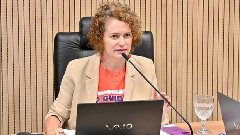 Imagem 1 - A comissão é uma das mais estratégicas da Assembleia, responsável por debater e analisar projetos relacionados à educação, ciência e tecnologia, desenvolvimento social, meio ambiente e turismo, e é fundamental para o desenvolvimento do estado. “É uma honra presidir essa comissão e contribuir para fortalecer o debate sobre educação pública, ciência, tecnologia e desenvolvimento no nosso estado. O RN tem um potencial gigantesco nessas áreas e essa comissão tem um papel muito importante nisso”, afirmou a deputada. Imagem 1 - A comissão é uma das mais estratégicas da Assembleia, responsável por debater e analisar projetos relacionados à educação, ciência e tecnologia, desenvolvimento social, meio ambiente e turismo, e é fundamental para o desenvolvimento do estado. “É uma honra presidir essa comissão e contribuir para fortalecer o debate sobre educação pública, ciência, tecnologia e desenvolvimento no nosso estado. O RN tem um potencial gigantesco nessas áreas e essa comissão tem um papel muito importante nisso”, afirmou a deputada.